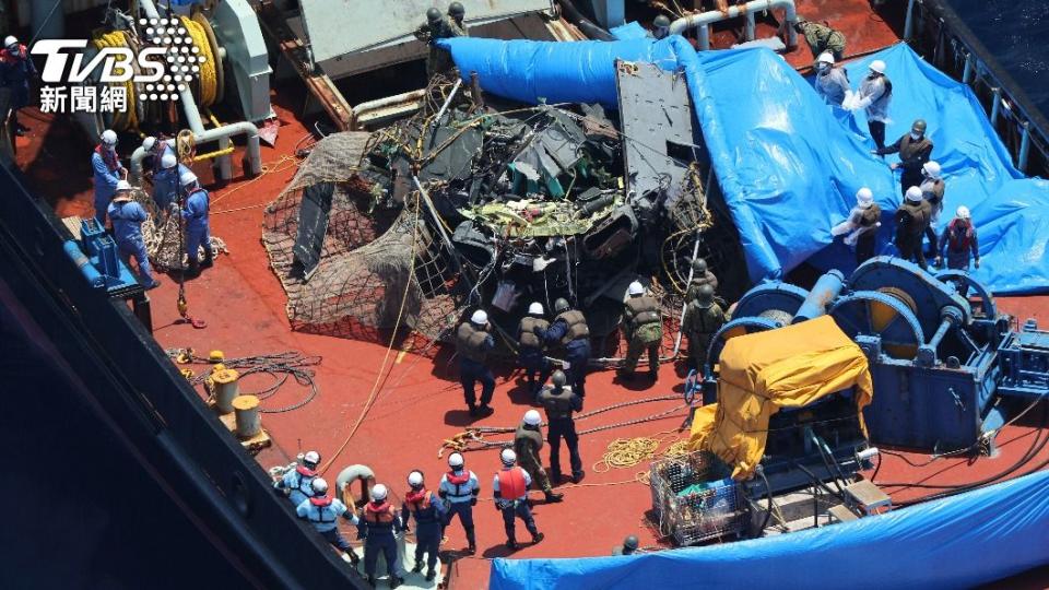 日本失事的黑鷹直升機於5月初打撈上岸。（圖／達志影像美聯社）