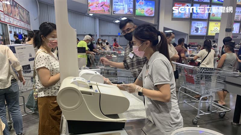 有網友在好市多結帳完，發現整台推車被推走。（圖／記者施郁韻攝影）