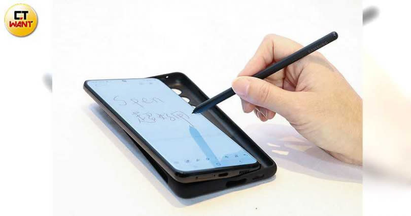 S Pen觸控筆首次導入S21系列，透過加購套件就可使用筆寫功能。（圖／王永泰攝）