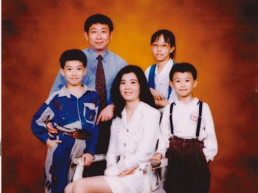 楊永發（前右）說，父親楊慶祥（後左）過去為了家庭和公司幾乎忙到忘了生活。（楊永發提供）