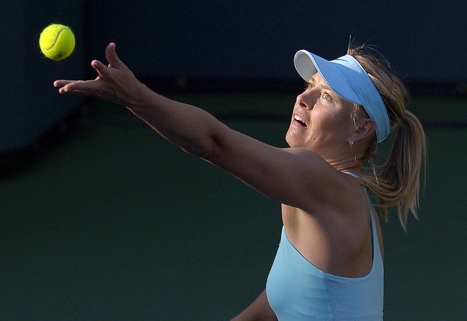 La rusa Maria Sharapova realiza un saque durante su partido ante la italiana Camila Giorgi en el torneo de Indian Wells, el lunes 10 de marzo de 2014. (AP Foto/Mark J. Terrill)