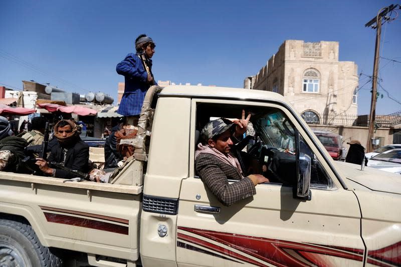 Des miliciens chiites houtis. Les miliciens chiites houthis ont crié victoire lundi à Sanaa, la capitale yéménite, après plusieurs jours de combats contre leurs anciens alliés du Congrès général du peuple (CGP), partisans de l'ancien président Ali Abdallah Saleh. /Photo prise le 4 décembre 2017/REUTERS/Khaled Abdullah