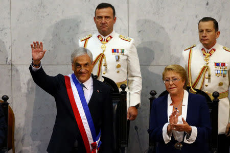 El presidente electo de Chile, Sebastian Piñera, saluda luego de hacer su juramento, al lado de la ex mandataria Michelle Bachelet en el Congreso en Valparaíso, Chile, 11 de marzo del 2018. REUTERS/ Ivan Alvarado