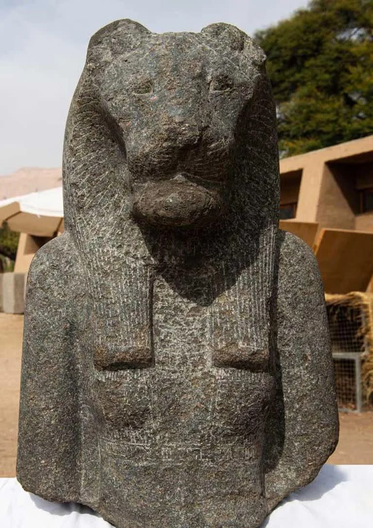 Busto de granito de la diosa egipcia Sejmet.