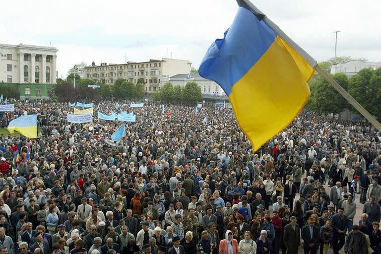 Miles de tártaros de Crimea durante una manifestación masiva en el centro de Simferópol, Crimea.