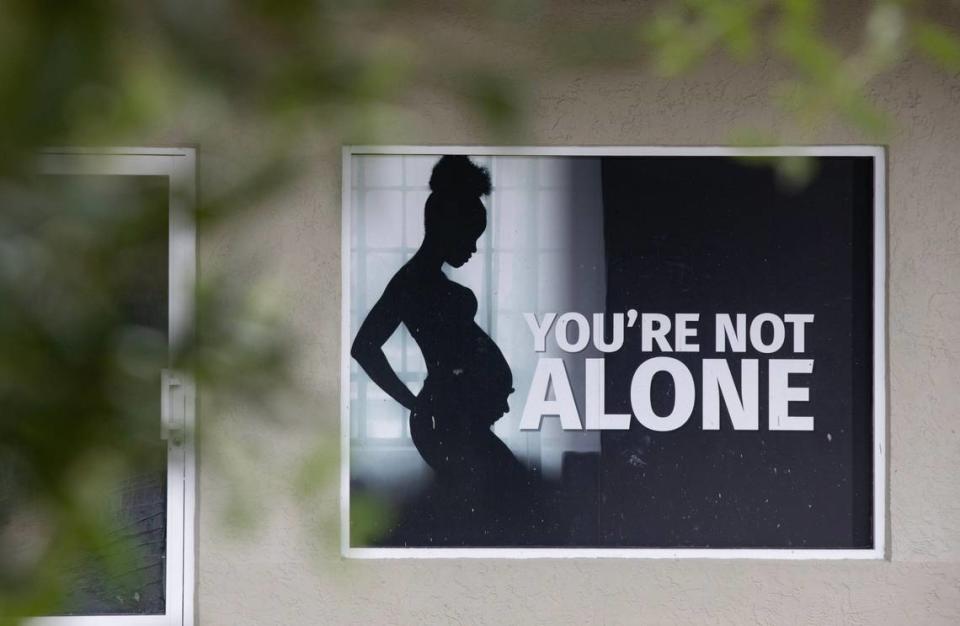 Un cartel colocado en una ventana del Mary's Pregnancy Resource Center.