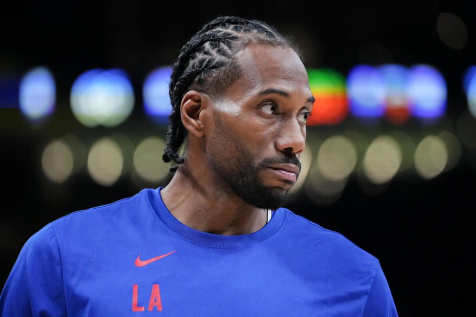 INDIANAPOLIS, INDIANA - DECEMBER 18: Kawhi Leonard #2 of the Los Angeles Clippers warms up at halftime against the Indiana Pacers at Gainbridge Fieldhouse on December 18, 2023 in Indianapolis, Indiana. NOTE TO USER: User expressly acknowledges and agrees that, by downloading and or using this photograph, User is consenting to the terms and conditions of the Getty Images License Agreement. (Photo by Dylan Buell/Getty Images)