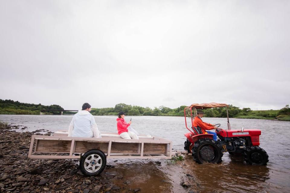 白畑誠一先生會開著農用拖車載客人認識環境。（日本觀光局JNTO提供）