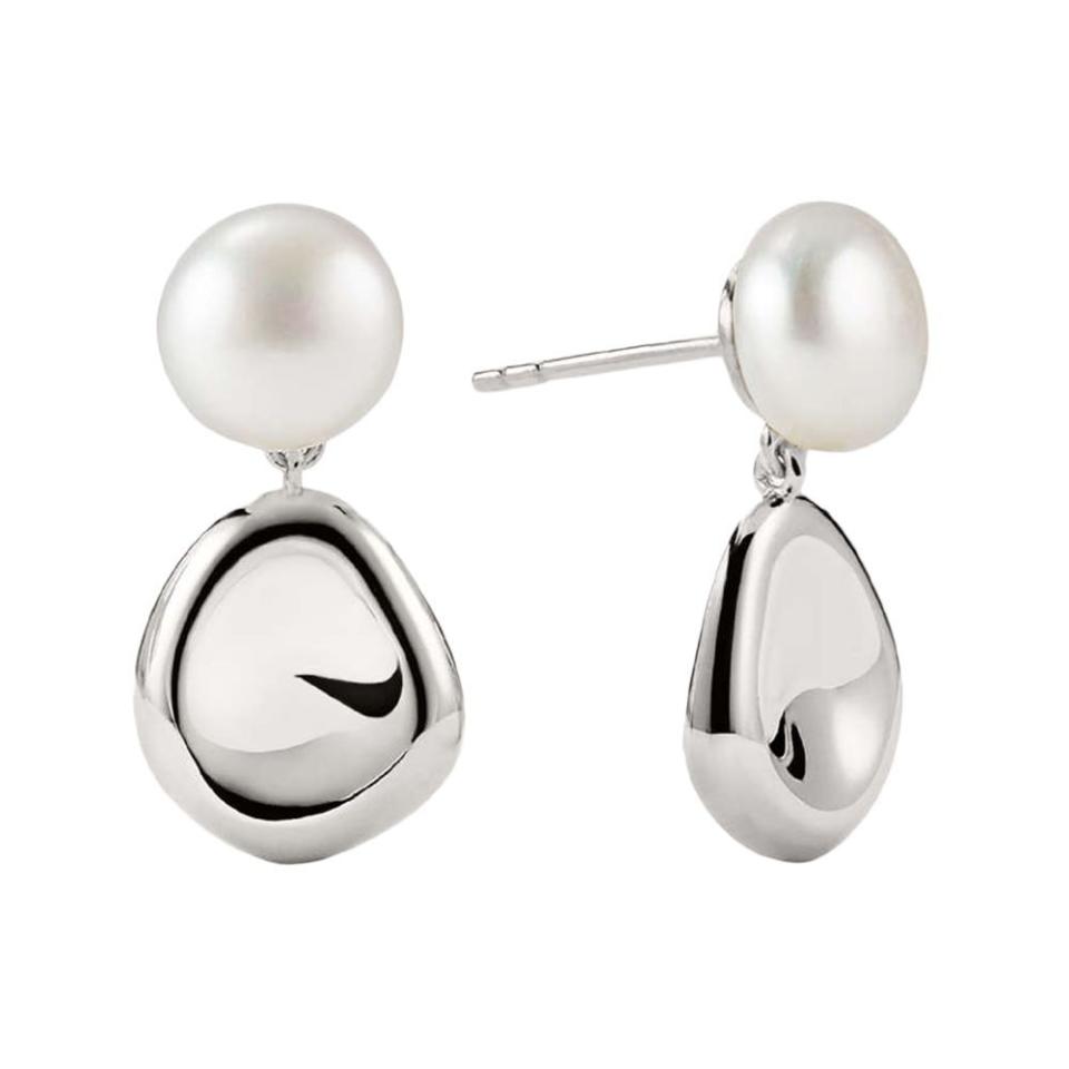 <p><a href="https://clicks.trx-hub.com/xid/hearstcorp_9eb67_ell?q=https%3A%2F%2Fmejuri.com%2Fshop%2Fproducts%2Fpearl-sculptural-drop-earrings-silver&p=https%3A%2F%2F&utmSource=yahoo-us&utmCampaign=61&utmMedium=syn" rel="nofollow noopener" target="_blank" data-ylk="slk:Shop Now;elm:context_link;itc:0;sec:content-canvas" class="link ">Shop Now</a></p><p>Pearl Sculptural Drop Earrings Silver</p><p>mejuri.com</p><p>$98.00</p>