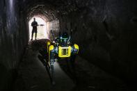 <p>Zuchtriegel dice que aún no han tomado la decisión. “Siempre se necesitará gente, por lo que nunca habrá un perro robot para ser el guardián dentro del sitio de Pompeya. Ese no es el objetivo”, dice. (Foto: Andreas Solaro / AFP / Getty Images).</p> 