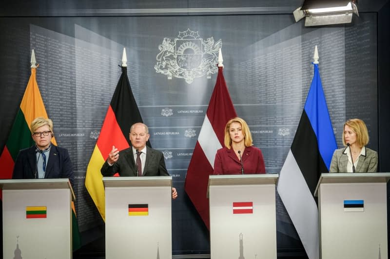 German Chancellor Olaf Scholz (2nd L) attends a press conference together with (L-R) Ingrida Simonytem , Prime Minister of Lithuania, Evika Silina, Prime Minister of Latvia, and Kaja Kallas, Prime Minister of Estonia. Kay Nietfeld/dpa