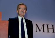 La riqueza del director ejecutivo de LVMH, una empresa que cotiza en París, se redujo en 6 mil millones de dólares o lo que es lo mismo, perdió un 6 %. El patrimonio neto de Arnault disminuyó a 92,6 mil millones de dólares en comparación con los 98,6 mil millones de dólares que tenía antes de la pandemia del coronavirus.