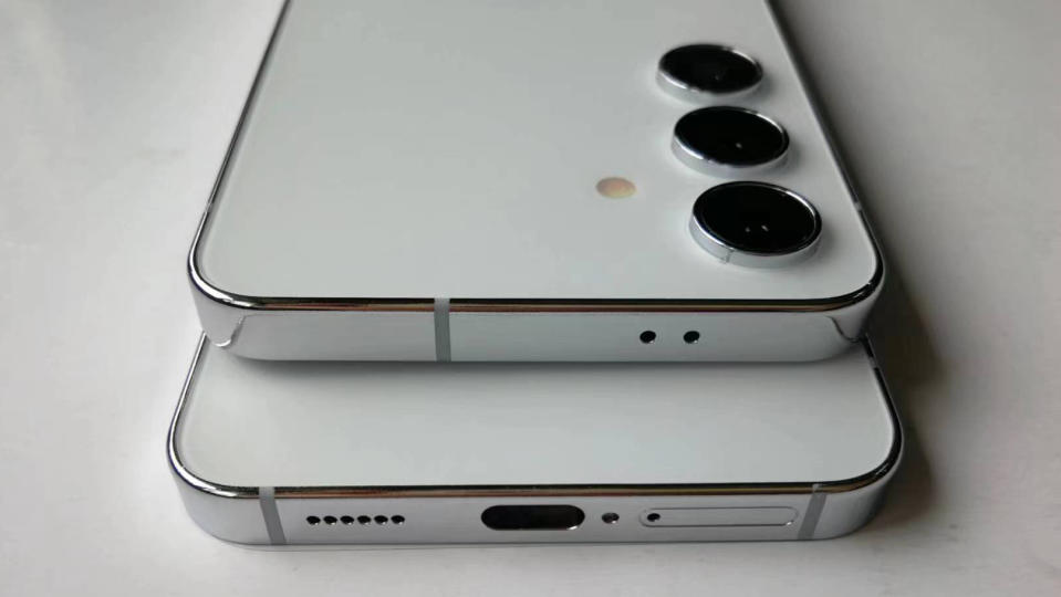 Alleged dummy models of the Galaxy S24 and Galaxy S24 Plus