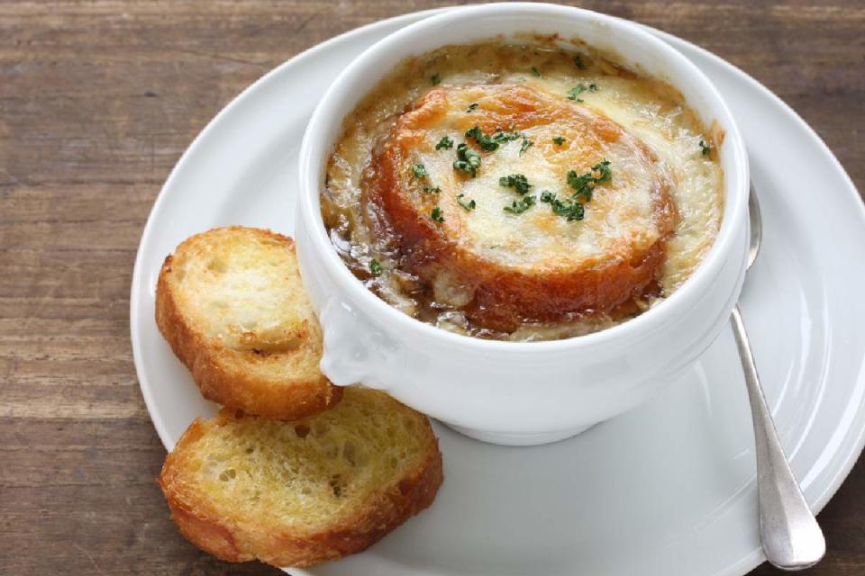 Una buena sopa de cebolla de París siempre tendrá vino blanco.