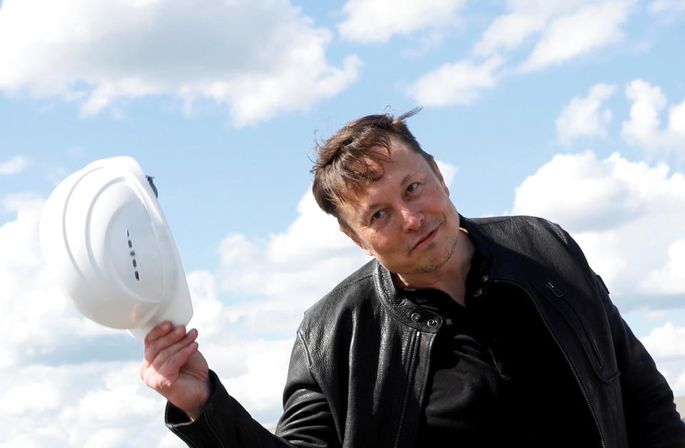 SpaceX founder and Tesla CEO Elon Musk holds a helmet as he visits the construction site of Tesla's gigafactory in Gruenheide, near Berlin, Germany, May 17, 2021. REUTERS/Michele Tantussi - RC2RHN9W5IGK