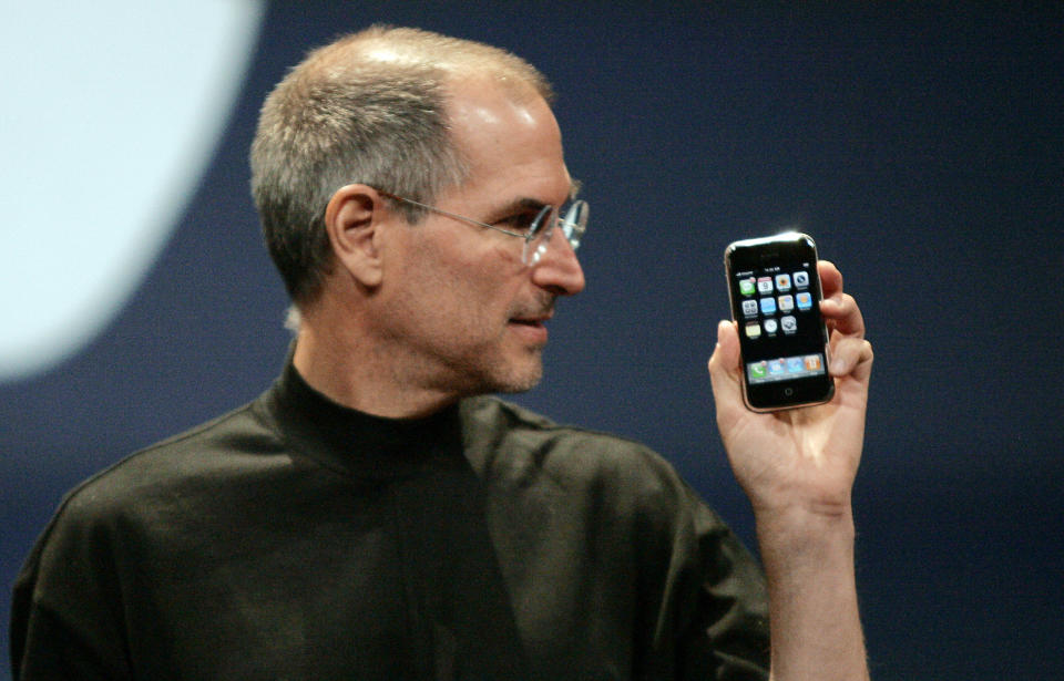 Steve Jobs presenta el iPhone en San Francisco, California, el 9 de enero de 2007. REUTERS/Kimberly.