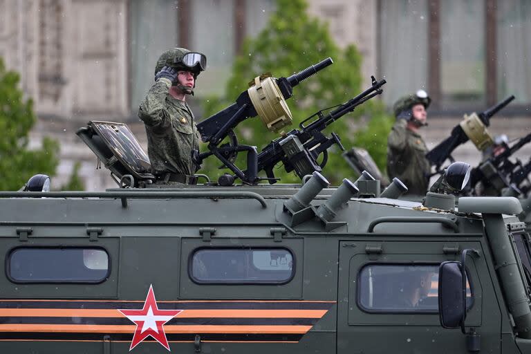 Militares rusos marchan en la Plaza Roja durante el desfile militar del Día de la Victoria