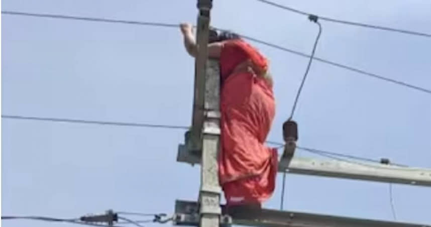 女子被老公發現外遇，而後竟要丈夫讓小王住在家中，被拒絕後她爬上電線桿試圖結束自己的生命。（圖／翻攝畫面）