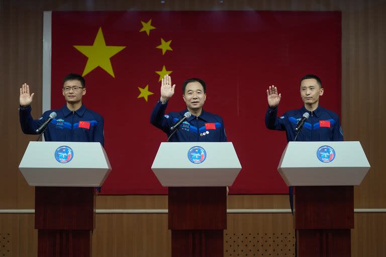 Astronautas chinos antes de una misión, en Jiuquan. (AP/Mark Schiefelbein)