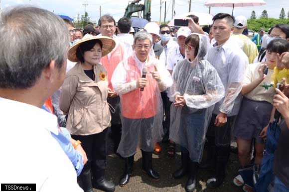 視察雲林「縣道145甲線崙子大橋改建拓寬工程」，陳揆：中央地方攜手合作，提升人車通行安全。(記者劉春生攝)