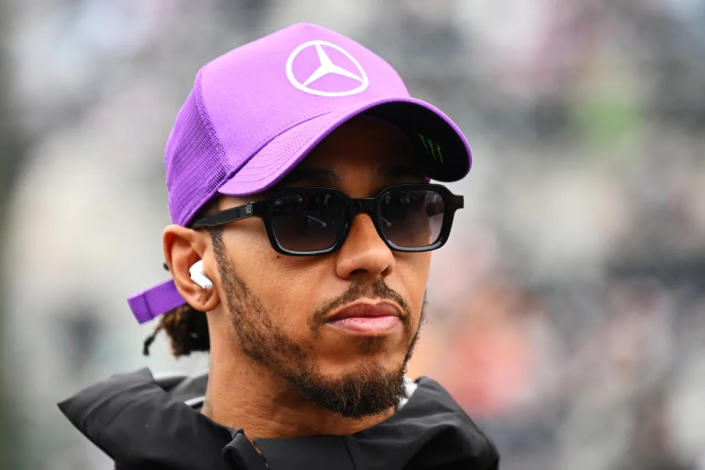 SUZUKA, JAPÓN – 9 DE OCTUBRE: El británico Lewis Hamilton de Mercedes observa el desfile de pilotos antes del Gran Premio de F1 de Japón en el Circuito Internacional de Suzuka el 9 de octubre de 2022 (foto de Clive Mason / Getty Images).