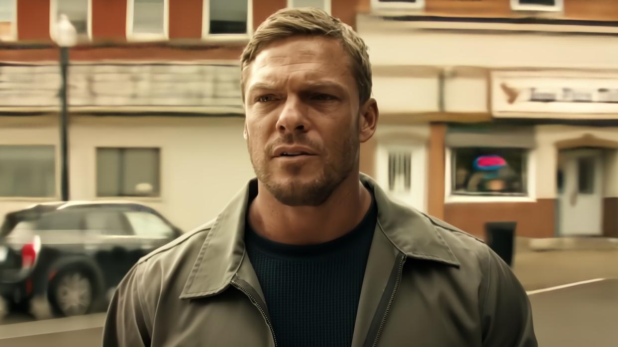  Alan Ritchson in Reacher season 2. 