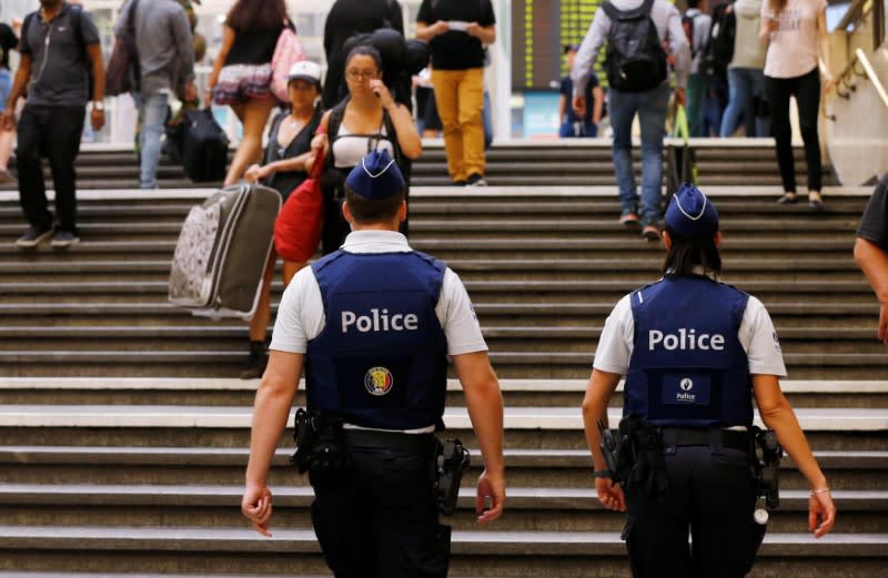 L'homme abattu mardi soir par des soldats belges dans la gare de Bruxelles-Central avait dans sa valise une bombe contenant des clous et des bombonnes de gaz, a annoncé mercredi le porte-parole du bureau du procureur fédéral, Eric Van der Sypt. /Photo prise le 21 juin 2017/REUTERS/François Lenoir