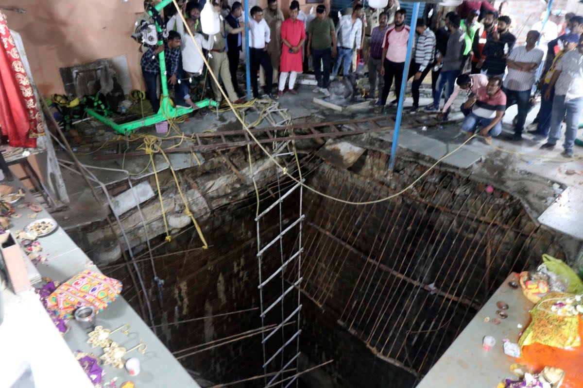 INDIA-TEMPLO-DERRUMBE (AP)