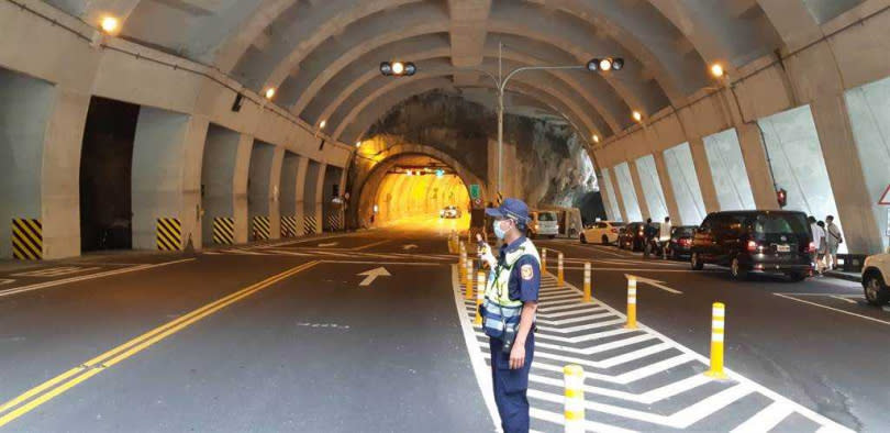 花蓮新城警分局員警在太魯閣國家公園附近路段指揮交通。（圖／新城警分局提供／中國時報羅亦晽花蓮傳真）