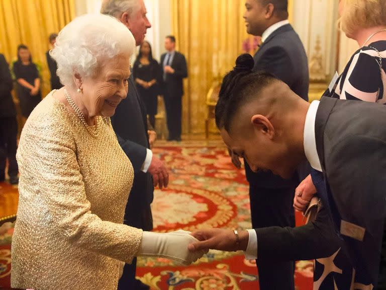 Faiq tuvo un encuentro con la reina Isabel II antes de la pandemia