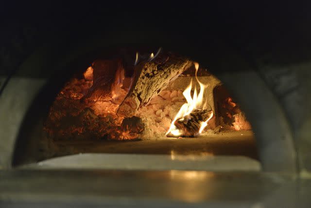 薄皮披薩送進高達450度的烤爐之中，只需要一分半的時間，便能立即享受到熱騰騰的道地拿坡里窯烤披薩。