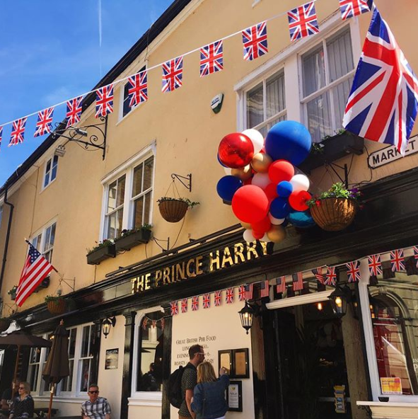 Este pub de Windsor ha decidido homenajear al Príncipe Harry. Foto: Instagram.com/pretty.little.snaps