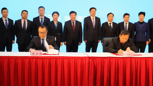 Ascend 全球高級副總裁兼亞太區董事總經理吳賢亮博士與徐圩新區管委會主任趙厚峰先生簽署 Ascend 在中國的新六亞甲基二胺工廠協議。