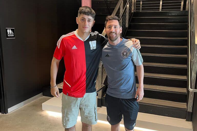 La foto que se sacó un hincha junto a Lionel Messi en Miami. Captura: @jererosales_