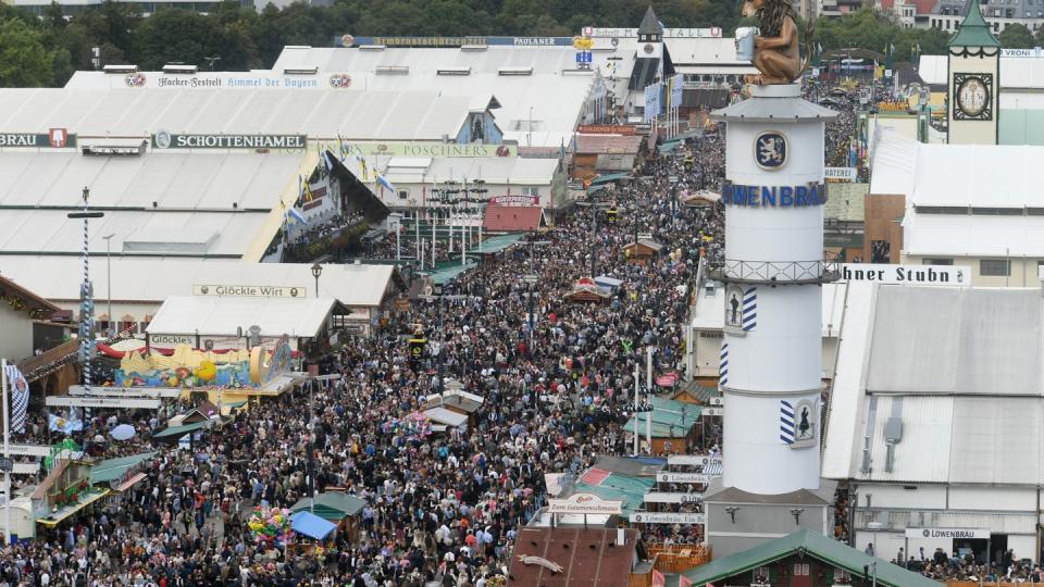 Gleich drei Mal sollen an einem Abend junge Männer auf dem Oktoberfest in München den Hitlergruß gezeigt haben. (Bild: Felix Hörhager/dpa)