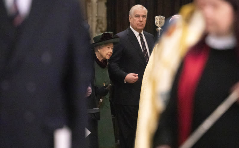 Príncipe Andrés con su madr,e la Reina de Edimburgo