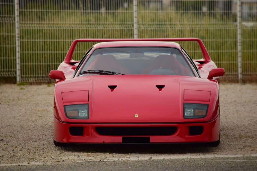 La Ferrari F40 regina dell'asta vale tra i 1,100,000 e i 1,300,000 euro. Ha meno di 7000 km di vita ed è in condizioni perfette (foto: Artcurial.com)