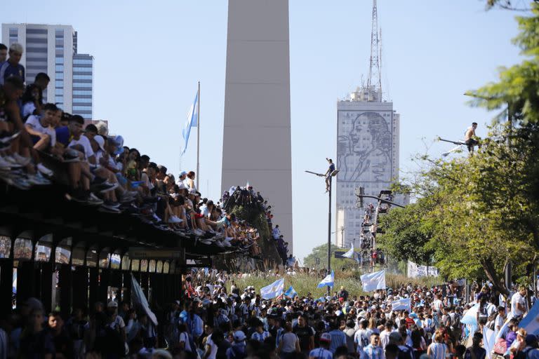 Miles de personas esperan desde muy temprano a la selección en el Obelisco