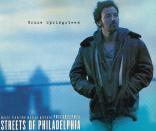 "Hungry Heart", "Born In The U.S.A." oder "Dancing In The Dark"? Tatsächlich ist "Streets Of Philadelphia", der "Oscar"-prämierte Titeltrack zum Hollywood-Drama "Philadelphia", der erfolgreichste Charthit von Bruce Springsteen - zumindest in Deutschland. In den Vereinigten Staaten wurde hingegen "Dancing In The Dark" zu seinem meistverkauften Song. (Bild: Sony BMG)