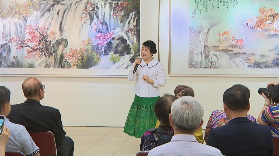 陳麗雀「日月麗天」彩墨畫展展出　聲樂家簡文秀獻唱送上祝福