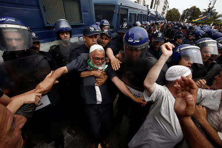 Demonstrators and police officers confront each other during an anti government protest in Algiers, Algeria May 24, 2019. REUTERS/Ramzi Boudina