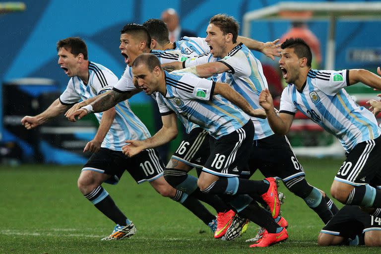 Los argentinos festejan el pase a la final del Mundial Brasil 2014 sobre Países Bajos, pero aquel éxito, por penales, no cortó la seguidilla de no derrotar a grandes europeos en partidos de playoffs desde 1986.