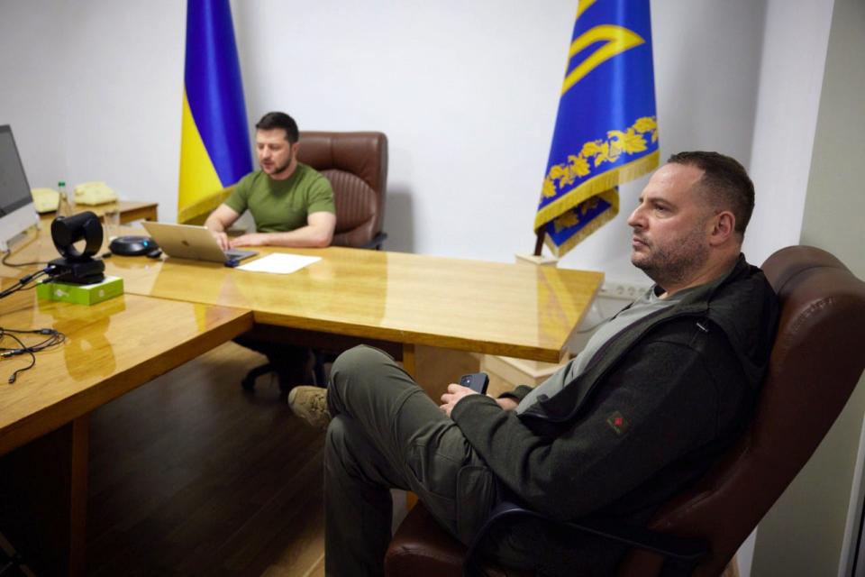 Yermak and Zelensky sit down in discussion.