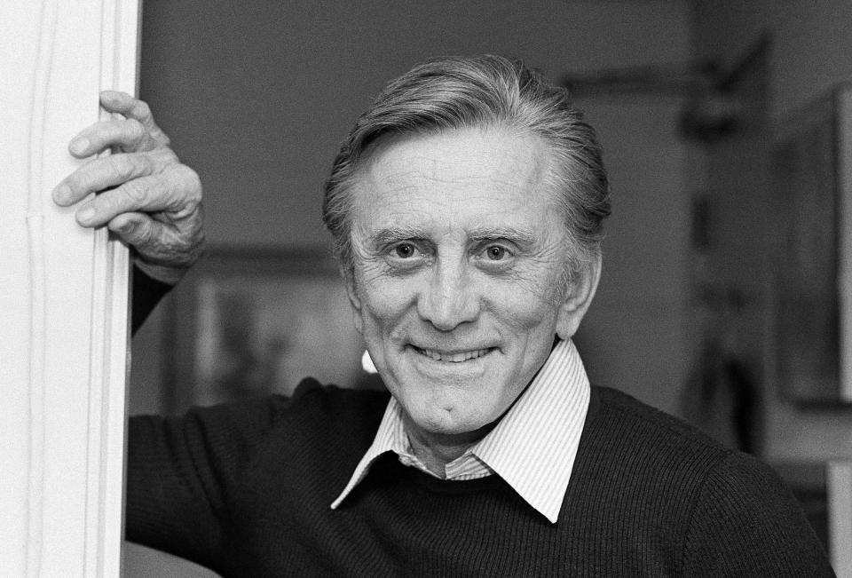 ARCHIVO - En esta imagen del 16 de noviembre de 1982, el actor Kirk Douglas en su casa de Beverly Hills, California. Douglas murió el miércoles 5 de febrero de 2020 a los 103 años 103. (AP Foto/Wally Fong, File)