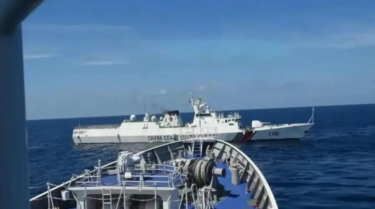 菲律賓海警 9701 船，接近黃岩島海域時，遭到中國海警船驅趕。   圖：翻攝自飛評面對面
