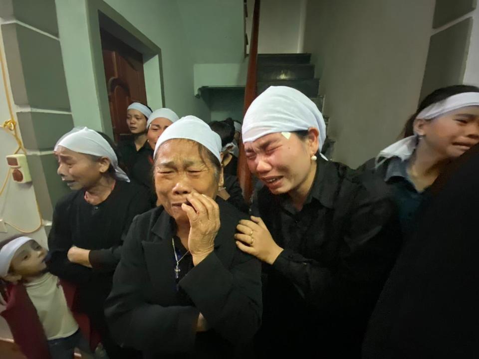 /// Relatives of Hoang Van Tiep weep at the family home ahead of his funeral on Thursday, Nov. 28, 2019 in Dien Chau, Vietnam. The 18-year old Tiep was among the 39 Vietnamese who died when human traffickers carried them by truck to England in October, and whose remains were among the 16 repatriated to their homeland Wednesday. (AP Photo/Hau Dinh)