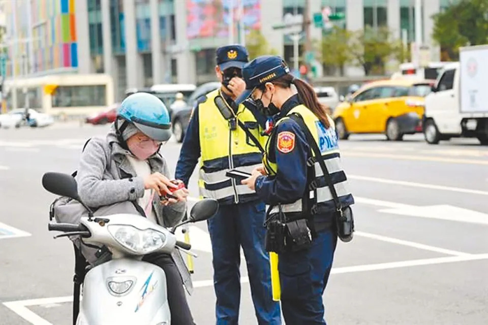 為甩脫「行人地獄」惡名，警政署5月起路口交通大執法，重點取締車輛路口不停讓行人。（警政署提供）