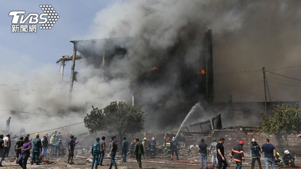 部分建築物在第二次爆炸後倒塌，濃煙粉塵不斷往外散。（圖／達志影像美聯社）