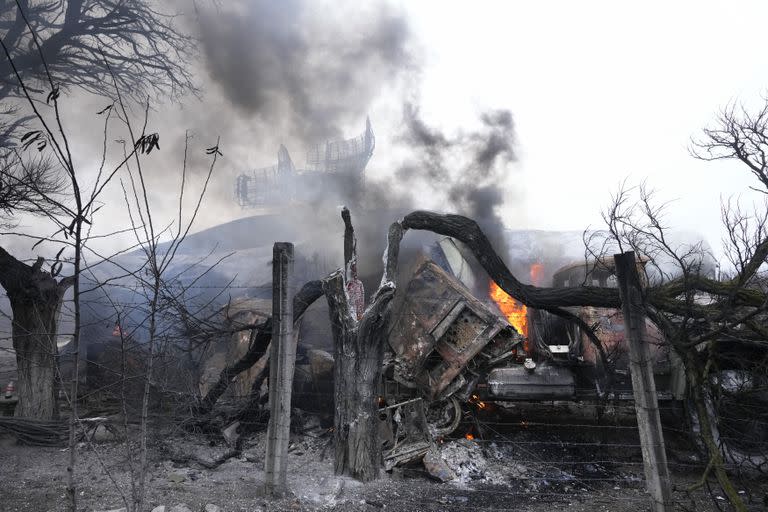 Sistemas dañados de radar y otro equipamiento se ve en una instalación militar ucraniana a las afueras de Mariupol, Ucrania