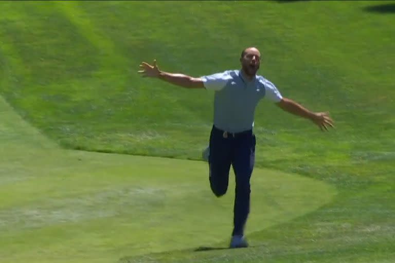 Stephen Curry celebra su un hoyo en uno en el American Century Championship, un torneo de golf en el que participan varias celebridades del deporte y del entretenimiento.